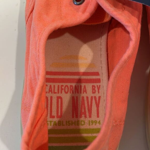 NWT Old Navy Canvass Slip On Sneakers Women's Size 8 - Picture 3 of 5